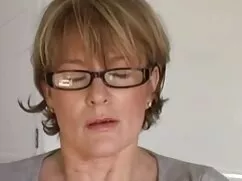 Violación de la chica en videos para adultos en español xxx la mesa con un amigo de su